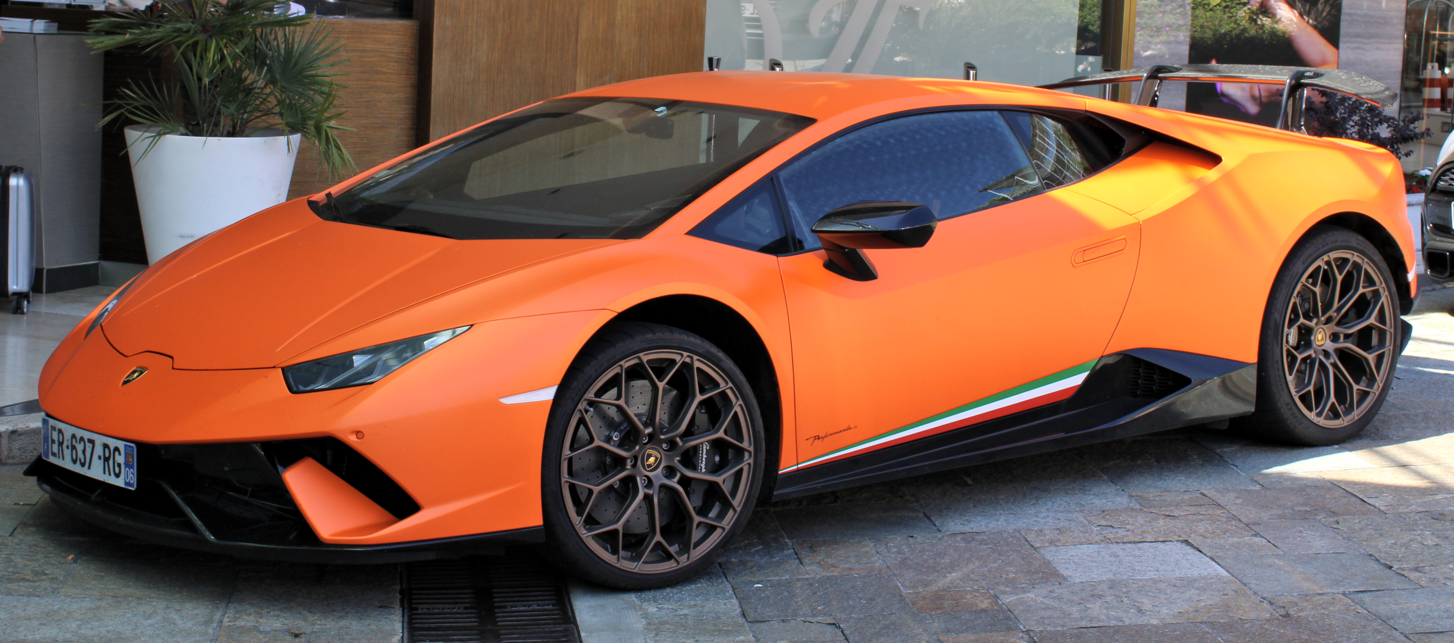 gele lamborghini huracan autoposter